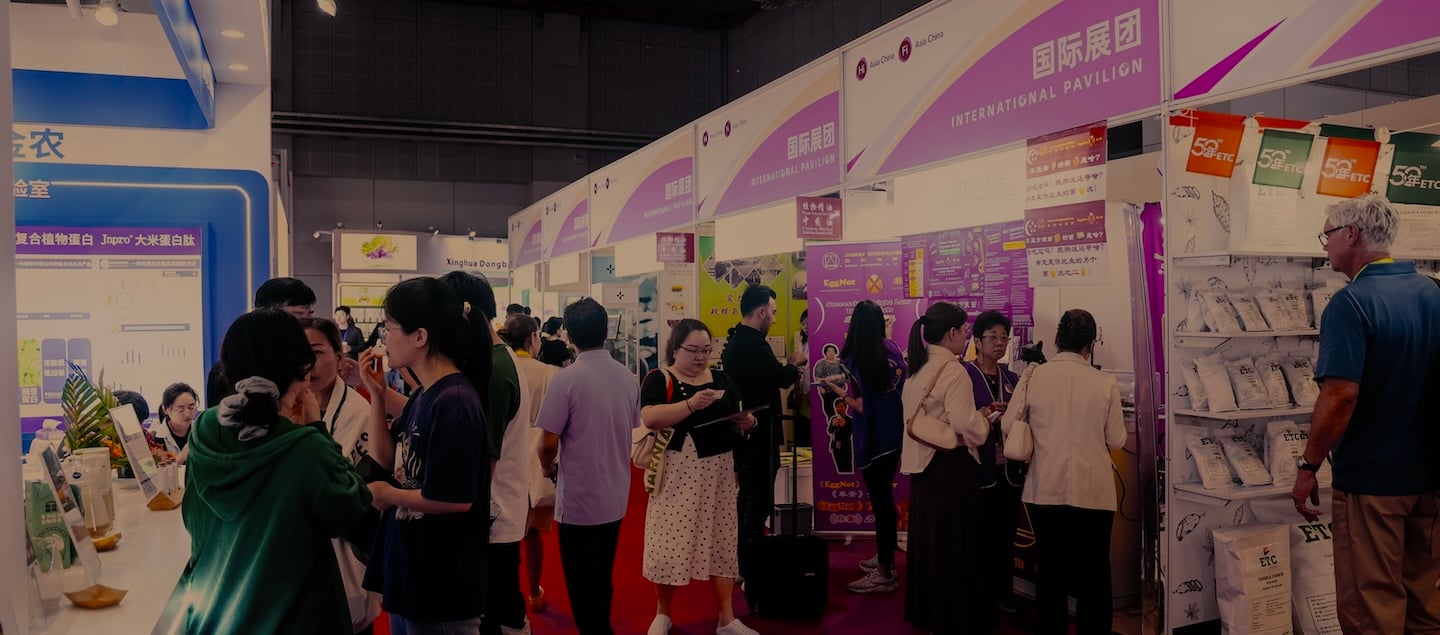 Many attendees in Hi & Fi China's corridor.