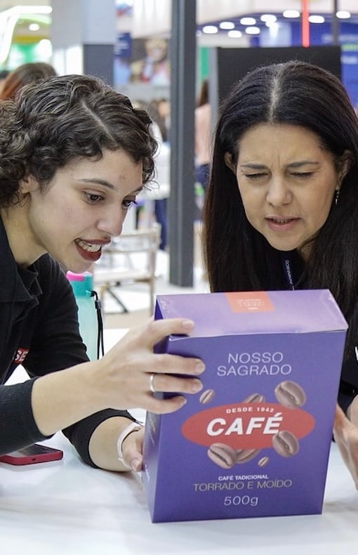 exhibitor showing a sample at Fi South America