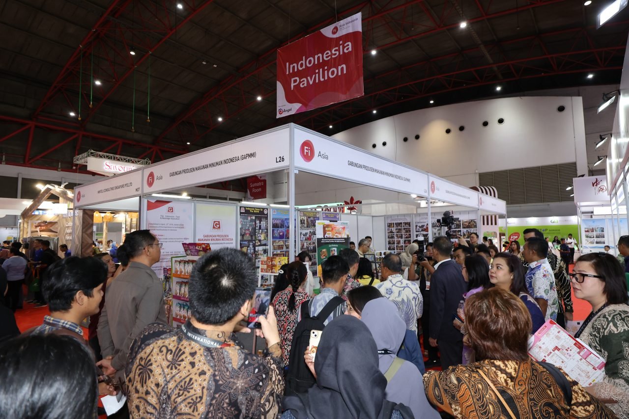 Visitors and exhibitors talking at Fi Asia Indonesia
