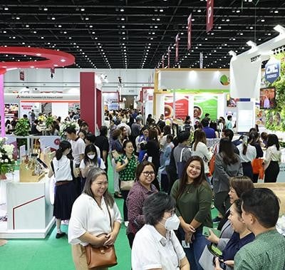 Visitors listening to exhibitor