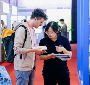 Attendee and exhibitor chatting