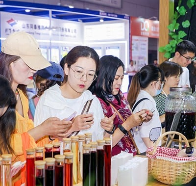 Hi China attendees looking at exhibitor products