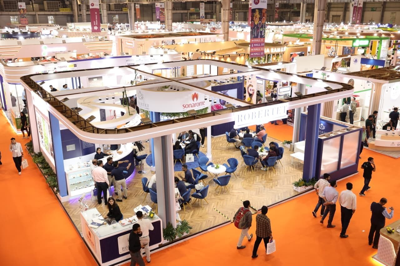 Crowed  at Fi India