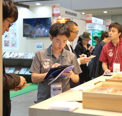 Hi Japan exhibitor showing products