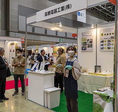 Hi Japan exhibitor showing products