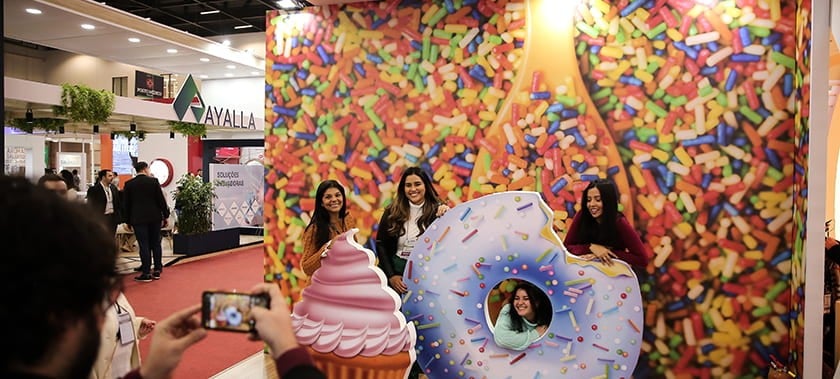 visitors posing in front of social media wall at Fi South America