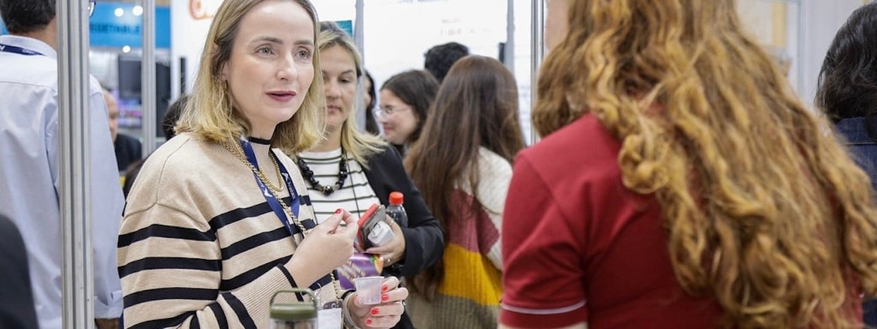 Visitor and exhibitor talking at Fi South America