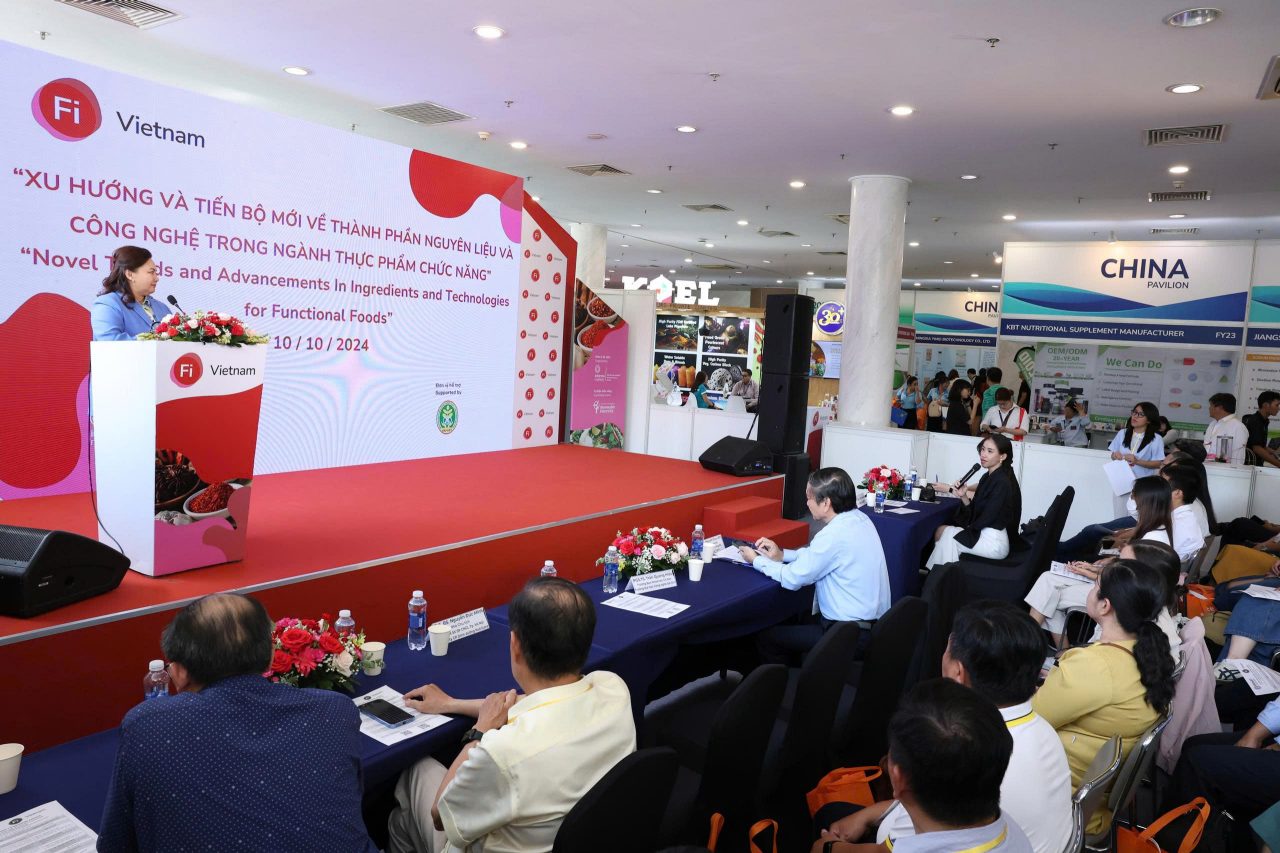 Speaker on stage during the technical seminar at Fi Vietnam