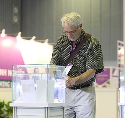 exhibitor talking to visitors