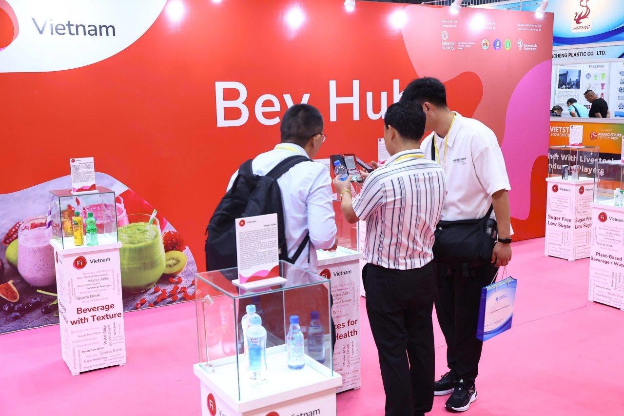 exhibitor talking to visitors