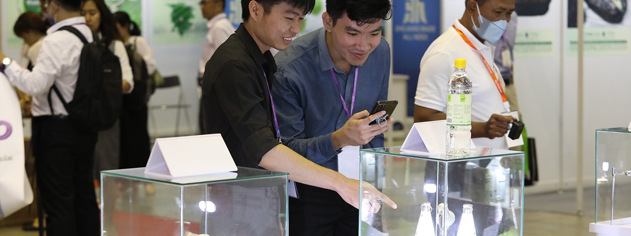 Visitors taking picture of glass case  with product inside at Fi VietnamVisitors taking picture of glass case  with product inside at Fi Vietnam